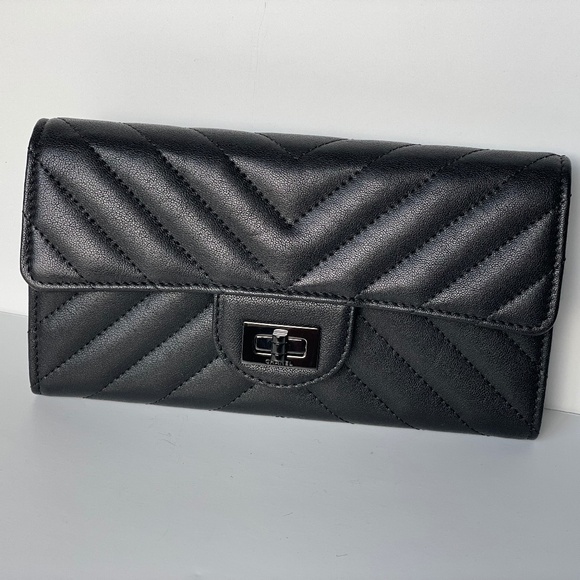 NEW Rare CHANEL So Black Chevron 2.55 Reissue Flap Wallet, black hardware - Picture 2 of 10